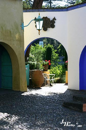 Arch next to Prisoner shop.jpg